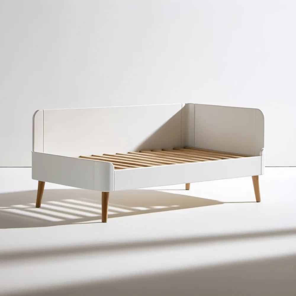 Białe łóżko dziecięce MDF z barierkami, powierzchnia spania 140 x 70 cm, wymiary 145 x 76 x 75 cm