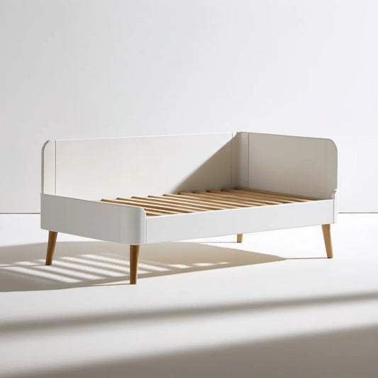 Białe łóżko dziecięce MDF z barierkami, powierzchnia spania 140 x 70 cm, wymiary 145 x 76 x 75 cm